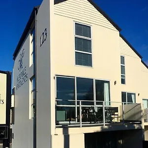  Apartment Merivale